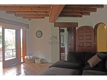 ENCANTADORA CASA ESTILO VALLESANA, UBICADA EN AVANDARO