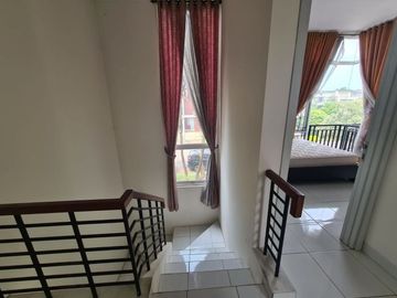 Dijual Rumah The Icon Eastern Cosmo BSD City Tangerang Semi Furnished Murah Rumah 2lantai sudah renov semi furnished.
