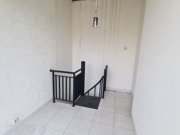 Dijual Rumah The Icon Eastern Cosmo BSD City Tangerang Semi Furnished Murah Rumah 2lantai sudah renov semi furnished.