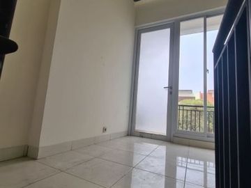 Dijual Rumah The Icon Eastern Cosmo BSD City Tangerang Semi Furnished Murah Rumah 2lantai sudah renov semi furnished.