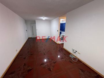 Alquiler de departamento en Surquillo
-3 habitaciones
-2 baños completos 
-Cocina con muebles altos y bajos/ lavandería 
-Sala- comedor 
-4to pis