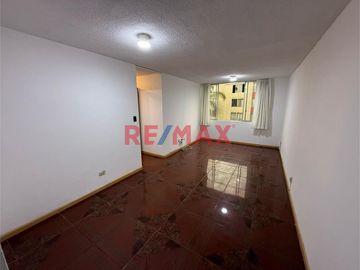Alquiler de departamento en Surquillo
-3 habitaciones
-2 baños completos 
-Cocina con muebles altos y bajos/ lavandería 
-Sala- comedor 
-4to pis
