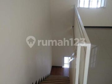 Bebas Banjir, Rumah, 2 Lantai, SHM, Dekat Pusat Perbelanjaan, Siap Huni