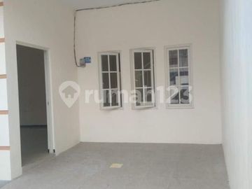Bebas Banjir, Rumah, 2 Lantai, SHM, Dekat Pusat Perbelanjaan, Siap Huni