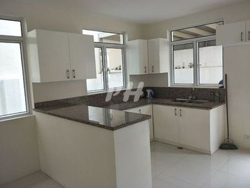 Classic Townhouse For Sale In Pasig PH941