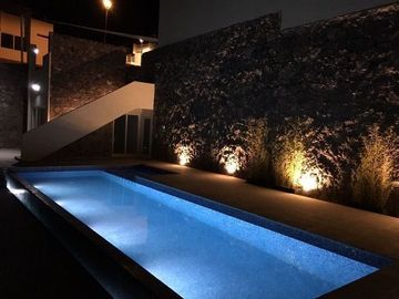 Preciosa Casa en Zibata, Roof  Garden, 3 Recamaras, 3.5 Baños, Estudio, Alberca.