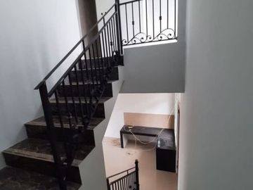 Rumah 2 Lantai di Jatiasih Bekasi Carport 2 Mobil Akses dekat Toll
