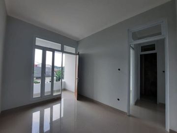 Rumah 2 Lantai di Jatiasih Bekasi Carport 2 Mobil Akses dekat Toll