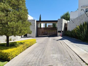 Hermosa Casa en Punta Esmeralda, Planta Baja, 3 Recamaras, Alberca..