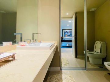 Primer linea playa Mansa 3 dormitorios y servicio mas de 400 mt2 con terrazas - Departamento - Punta del Este