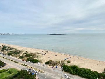 Primer linea playa Mansa 3 dormitorios y servicio mas de 400 mt2 con terrazas - Departamento - Punta del Este