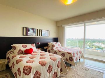 Primer linea playa Mansa 3 dormitorios y servicio mas de 400 mt2 con terrazas - Departamento - Punta del Este