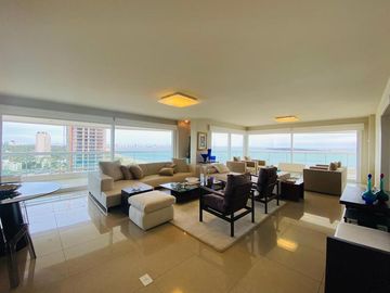Primer linea playa Mansa 3 dormitorios y servicio mas de 400 mt2 con terrazas - Departamento - Punta del Este