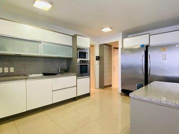 Primer linea playa Mansa 3 dormitorios y servicio mas de 400 mt2 con terrazas - Departamento - Punta del Este