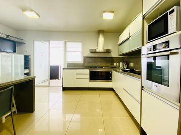 Primer linea playa Mansa 3 dormitorios y servicio mas de 400 mt2 con terrazas - Departamento - Punta del Este