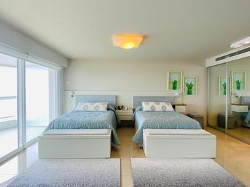 Primer linea playa Mansa 3 dormitorios y servicio mas de 400 mt2 con terrazas - Departamento - Punta del Este