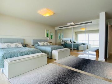 Primer linea playa Mansa 3 dormitorios y servicio mas de 400 mt2 con terrazas - Departamento - Punta del Este