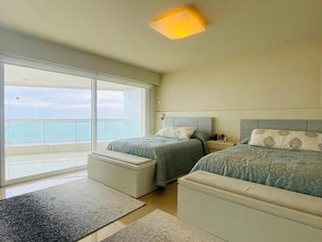 Primer linea playa Mansa 3 dormitorios y servicio mas de 400 mt2 con terrazas - Departamento - Punta del Este