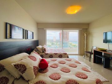 Primer linea playa Mansa 3 dormitorios y servicio mas de 400 mt2 con terrazas - Departamento - Punta del Este