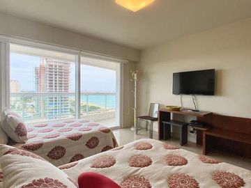 Primer linea playa Mansa 3 dormitorios y servicio mas de 400 mt2 con terrazas - Departamento - Punta del Este