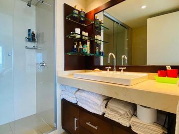 Primer linea playa Mansa 3 dormitorios y servicio mas de 400 mt2 con terrazas - Departamento - Punta del Este