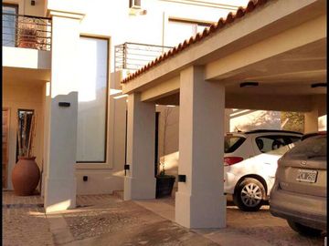 CARLOS PAZ- LAGO AZUL-Magnífica Casa con vista al lago- 4 Dorm-4 Baños-2 Quinchos-Pileta
