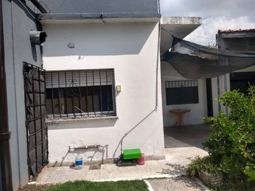 Casa PH en venta en Bernal Oeste