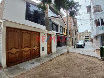 🏡 ¡Una Oportunidad Única en Trujillo! 🌟

Descubre el hogar ideal para tu familia en Urb. Monserrate, a solo 2 cuadras de UPAO
Esta acogedora casa d