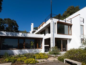 Solida casa con vista al mar en  Zapallar