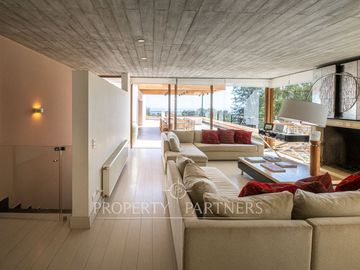 Solida casa con vista al mar en  Zapallar