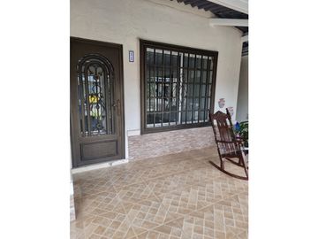 VENDO HERMOSA CASA EN LA 24 DE DICIEMBRE, URB PALO ALTO 3REC 2BA