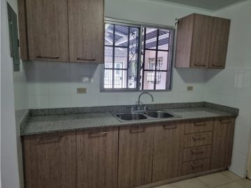 VENDO HERMOSA CASA EN LA 24 DE DICIEMBRE, URB PALO ALTO 3REC 2BA
