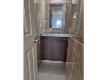 VENDO HERMOSA CASA EN LA 24 DE DICIEMBRE, URB PALO ALTO 3REC 2BA