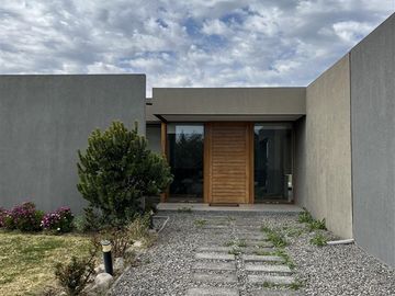 Casa en venta de 5 dorm. en Colina