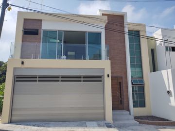 CASA EN VENTA COLONIA ADALBERTO TEJEDA, BOCA DEL RÍO $2,100,000