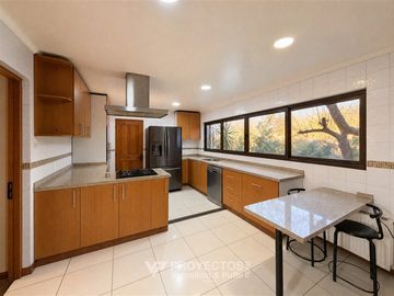 Amplia casa con jardín en venta en Chicureo