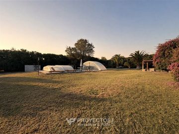 Amplia casa con jardín en venta en Chicureo