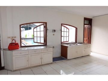 Rumah mewah fasilitas kolam renang jatibening bekasi