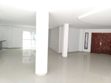 vendo edificio para estrenar  excelente oportunidad de inversión cuarto de legua tres pisos. Cod V8259