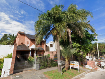 Chalet en Venta en Castelar - 5 ambientes! Permuta