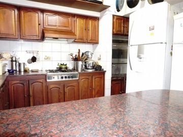 Chalet en Venta en Castelar - 5 ambientes! Permuta