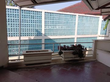 Rumah SHM  2 Lantai Semi Furnished Di Tubagus Ismail Bandung