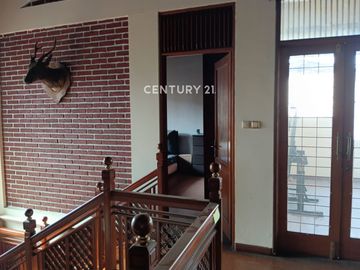 Rumah SHM  2 Lantai Semi Furnished Di Tubagus Ismail Bandung