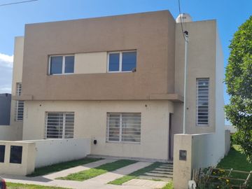 DUPLEX 3 AMBIENTES. BARRIO FELIX U. CAMET.