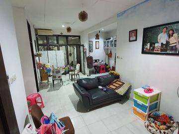 Rumah asri dan nyaman jelupang serpong utara lokasi strategis di taman