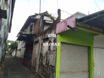 DIJUAL RUMAH + 4 TOKO STRATEGIS — JEMBER