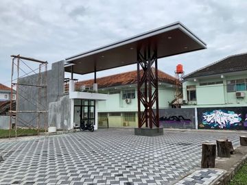 DIJUAL RUMAH DESIGN MODERN DENGAN KOLAM RENANG PRIBADI DAN ROOFTOP DI KOTA JOGJA