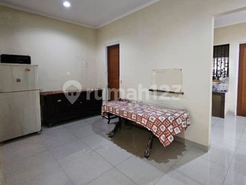 Rumah Layout Luas 2 Lantai Dalam Komplek Strategis di Lebak Bulus