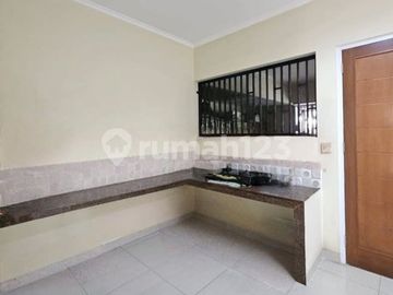 Rumah Layout Luas 2 Lantai Dalam Komplek Strategis di Lebak Bulus