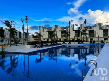 Casa en Venta de 3 Recamaras en Privada en Avenida Huayacan, Quintana Roo